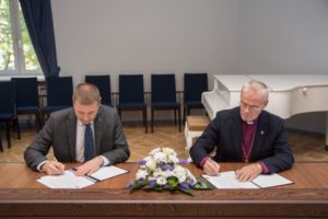 Siseminister Hanno Pevkur ja Eesti Kirikute Nõukogu president, peapiiskop emeeritus Andres Põder ühispöördumise teksti allkirjastamas.