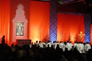 Taizé vennad palvusel Euroopa noorte kokkutulekul Riias 28. detsembril 2016.Allikas: vennaskonna kodulehekülg